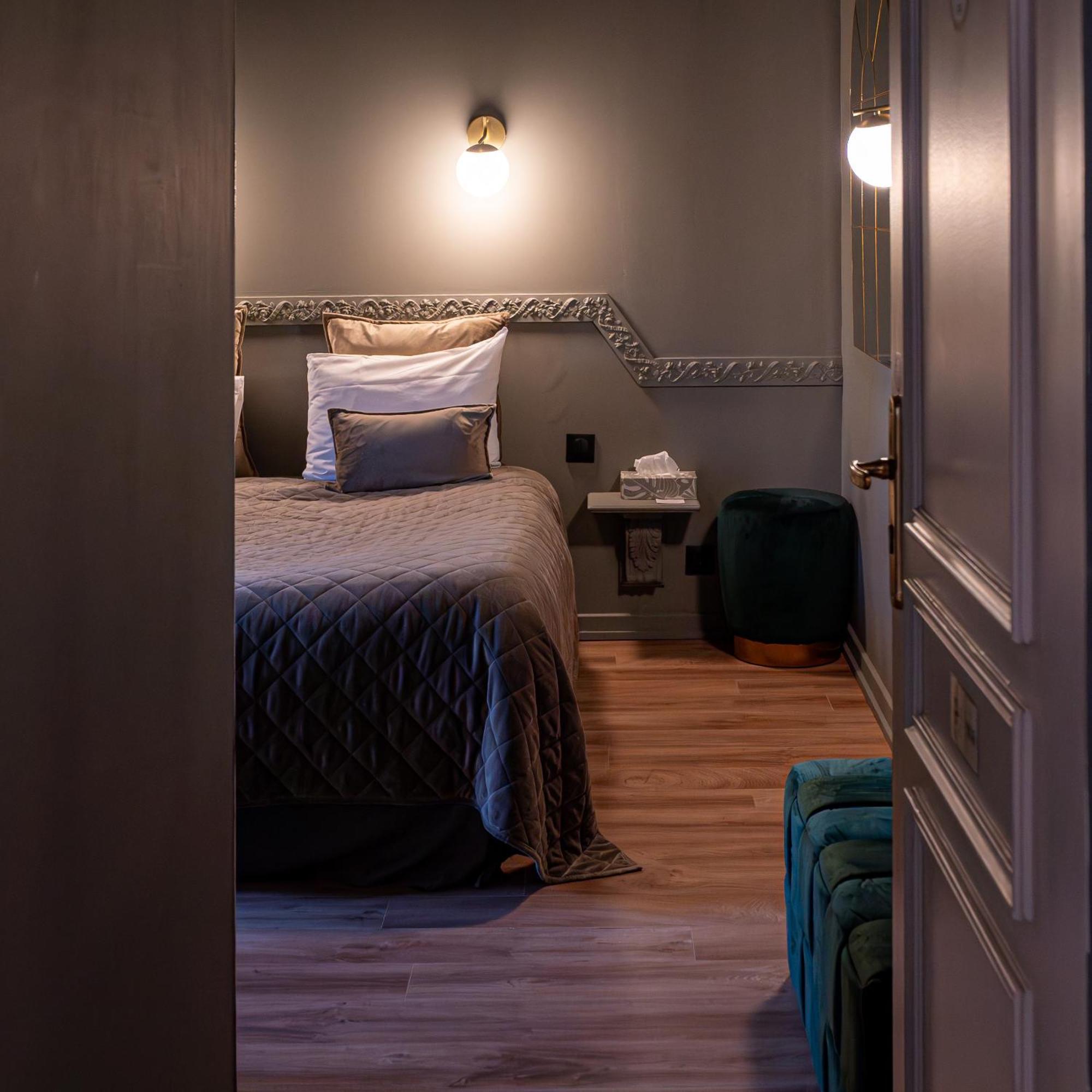 Hotel Des Dauphins Bourgoin-Jallieu Extérieur photo